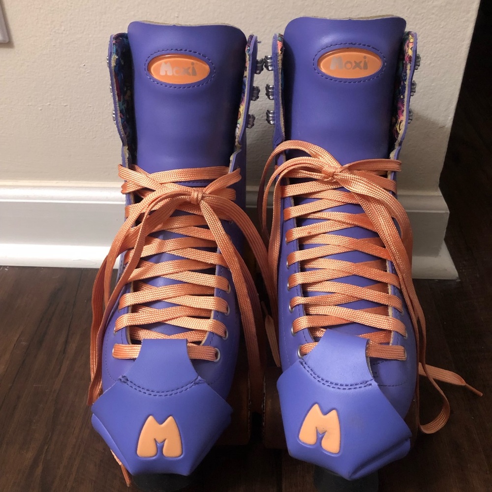 Moxi Skates- Beach Bunny Periwinkle Sunset